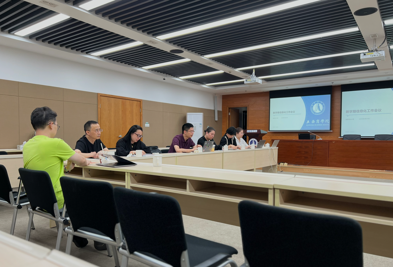 图为与会人员交流